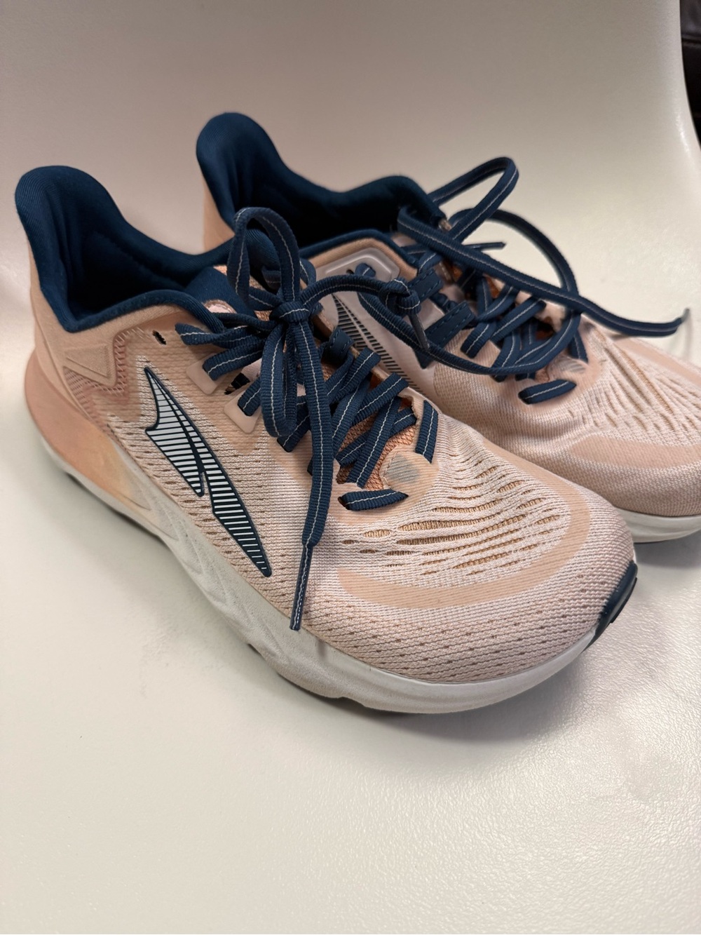 Altra Women's Provision Peach and Navy Running Shoes size 6